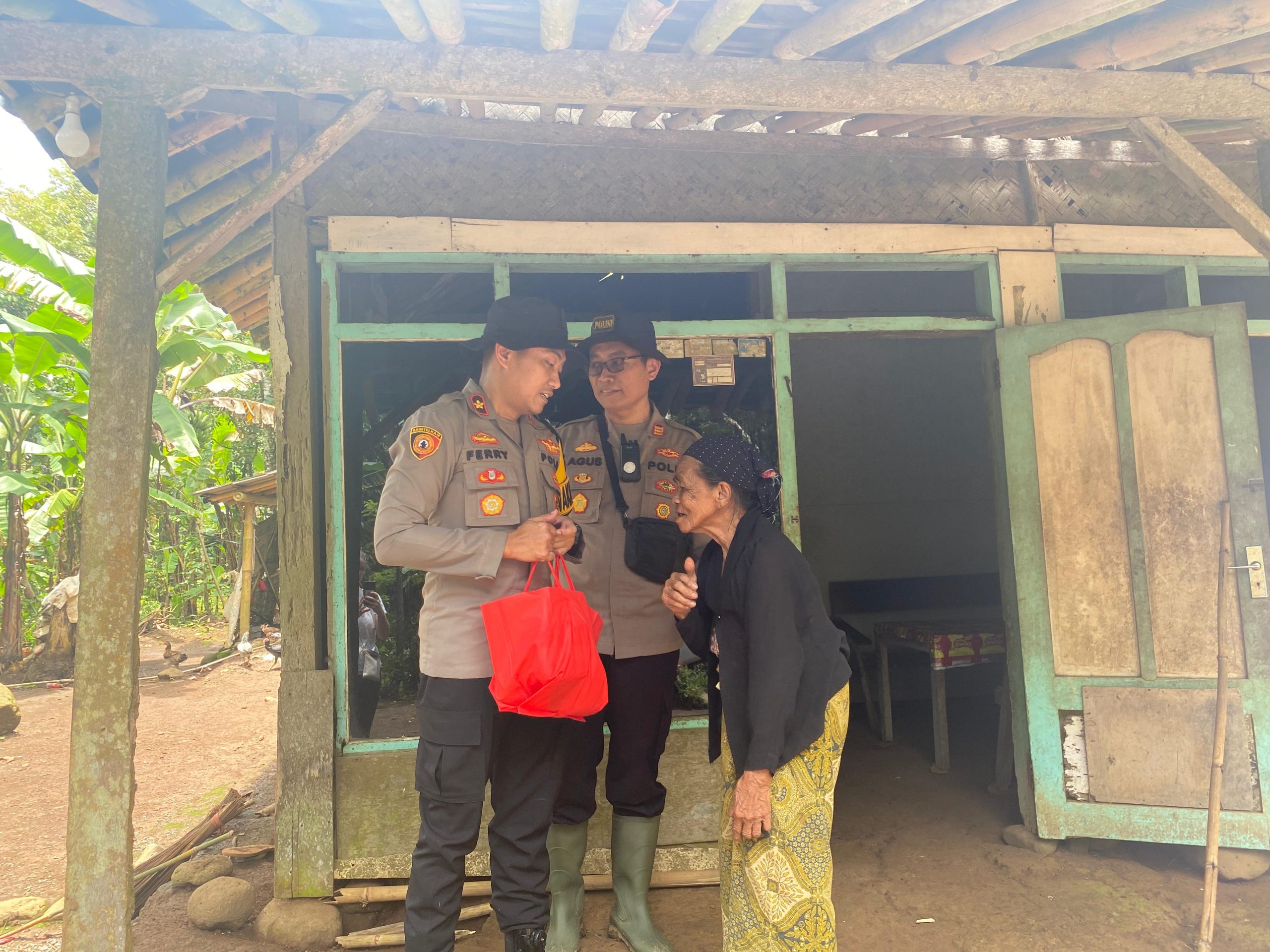 Polri Peduli : Medan Sulit dan Daerah Terpencil Tak Surutkan Polres Jember Salurkan Bantuan Untuk Warga