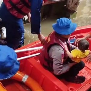 Banjir Rendam Pondok Karya Jaksel, Polisi-TNI Prioritaskan Evakuasi Kelompok Rentan