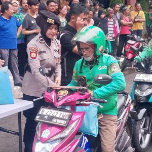 Jumat Peduli Polda Metro Jaya, Ojol dan PHL Terima 500 Paket Sembako