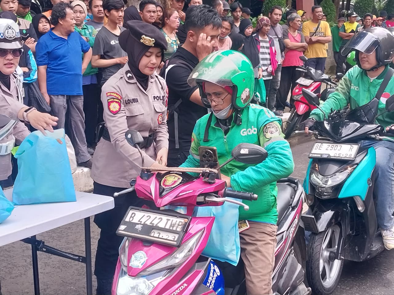 Jumat Peduli Polda Metro Jaya, Ojol dan PHL Terima 500 Paket Sembako