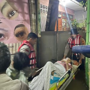Ditsamapta Polda Metro Jaya Evakuasi Warga Sakit Terdampak Banjir di Kebon Pala