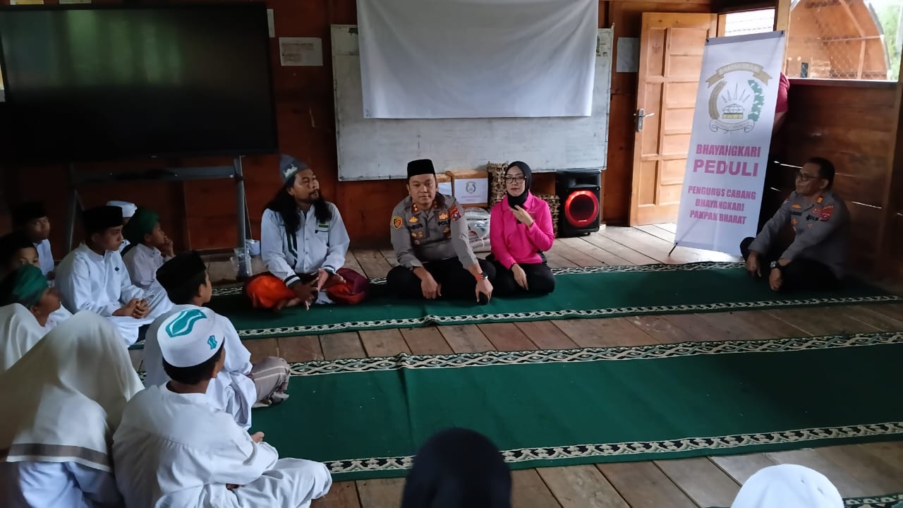 Jum’at Berkah di Bulan Ramadhan 1447 H, Kapolres di Dampingi Ketua Bhayangkari Cabang Pakpak Bharat Kunjungi Ponpes Serta Masjid