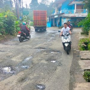 Jalan Kabupaten di Cipelang Rusak Parah, Warga Pertanyakan Keseriusan Pemkab Bogor