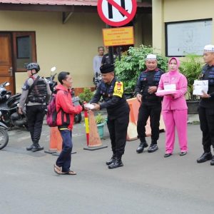 Brimob Polda Metro Jaya Bagi Takjil untuk Warga di Depan Mako Gegana