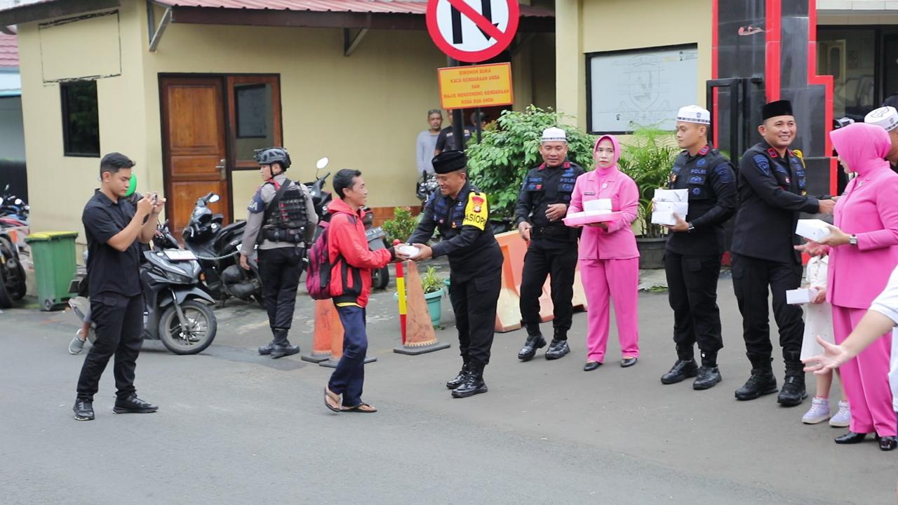 Brimob Polda Metro Jaya Bagi Takjil untuk Warga di Depan Mako Gegana