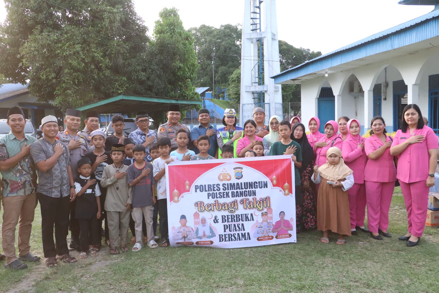 Wujud Kepedulian Polres Simalungun : Safari Ramadhan Bagi Takjil ke Karyawan Perkebunan