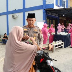 Bulan Penuh Berkah,Kapolres Aceh Singkil Bagikan Ratusan Paket Takjil