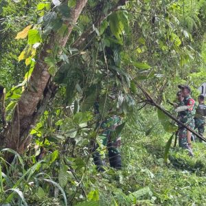Satgas Yonif 121/MK Pos Kotis Pererat Kemanunggalan melalui Kerja Bakti di Kampung Kalipay