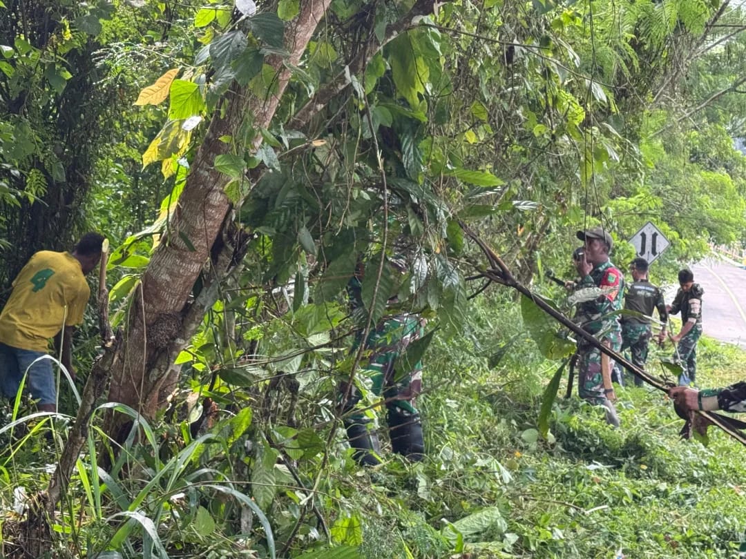 Satgas Yonif 121/MK Pos Kotis Pererat Kemanunggalan melalui Kerja Bakti di Kampung Kalipay