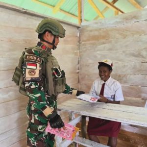 Sentuhan Kasih TNI untuk Anak Negeri, Satgas Yonif 121/MK Serahkan SD dan Bantu Perlengkapan Sekolah