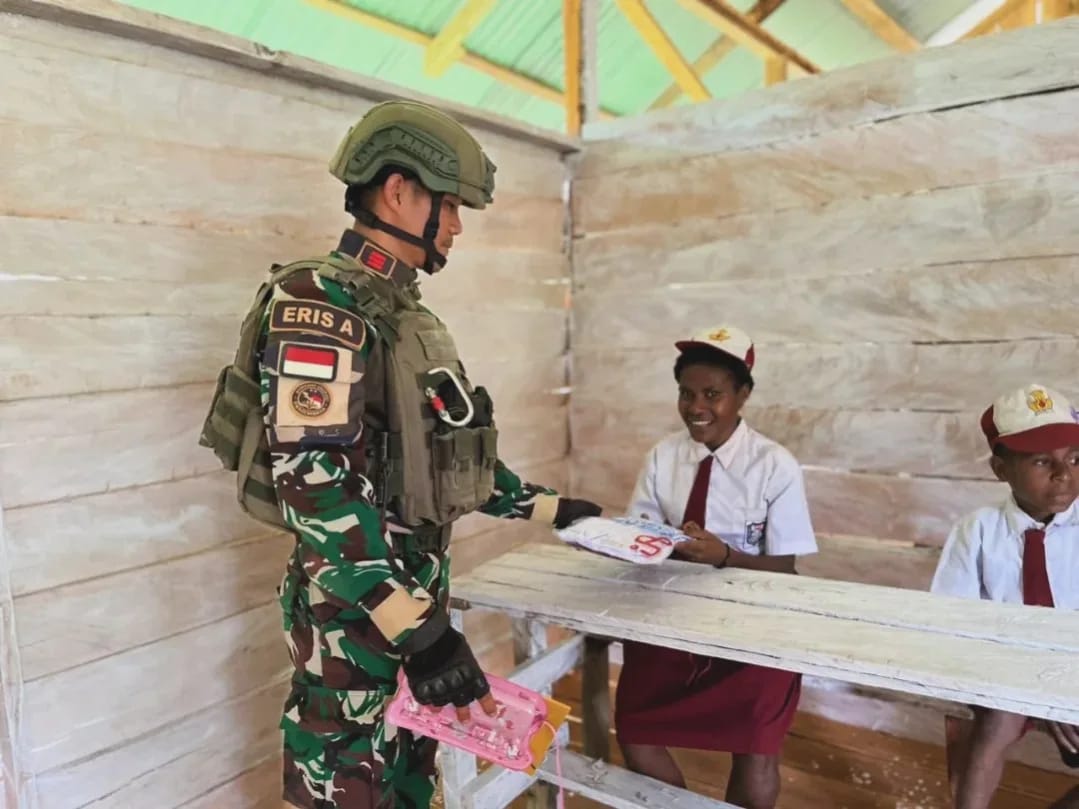 Sentuhan Kasih TNI untuk Anak Negeri, Satgas Yonif 121/MK Serahkan SD dan Bantu Perlengkapan Sekolah