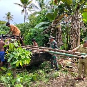 Personel TMMD Ke-127 Kodim 1514/Morotai Pasang Mesin Bor Air di Desa Falila