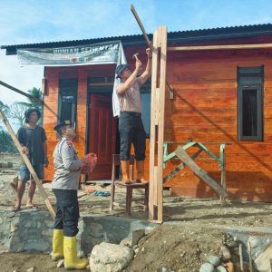 Bersama Warga Bangun Kembali Desa, Brimob Batalyon C Hadir di Lokasi Huntara