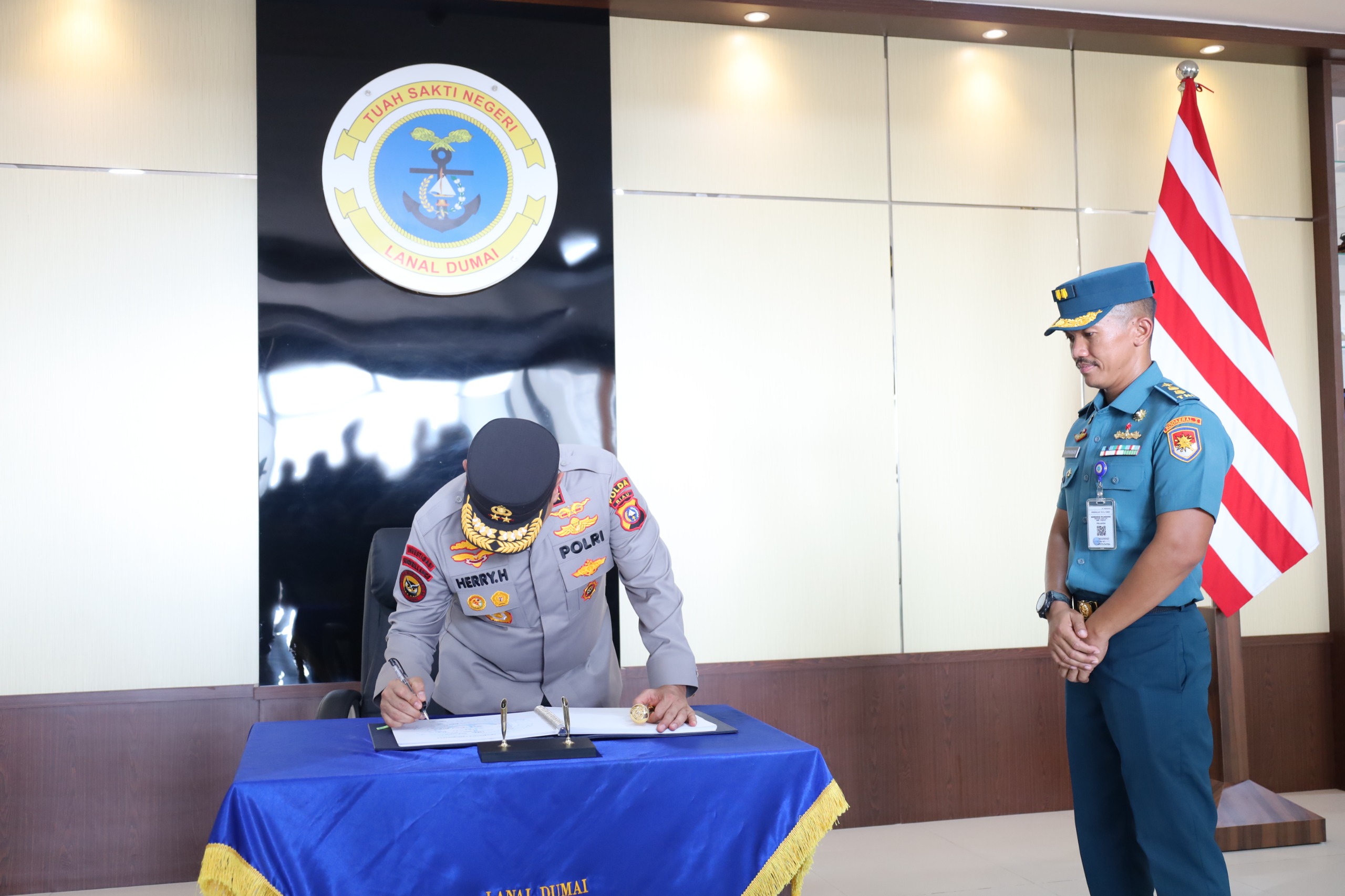 Perkuat Soliditas TNI AL-POLRI, Kapolda Riau Kunjungi Lanal Dumai dan Laksanakan Aksi Penanaman Pohon