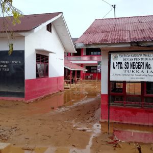 Satgas Gulbencal Bersihkan Lumpur Banjir Susulan di SDN 152981 1A dan SDN 152982 1B Tukka, Sekolah Difungsikan Kembali
