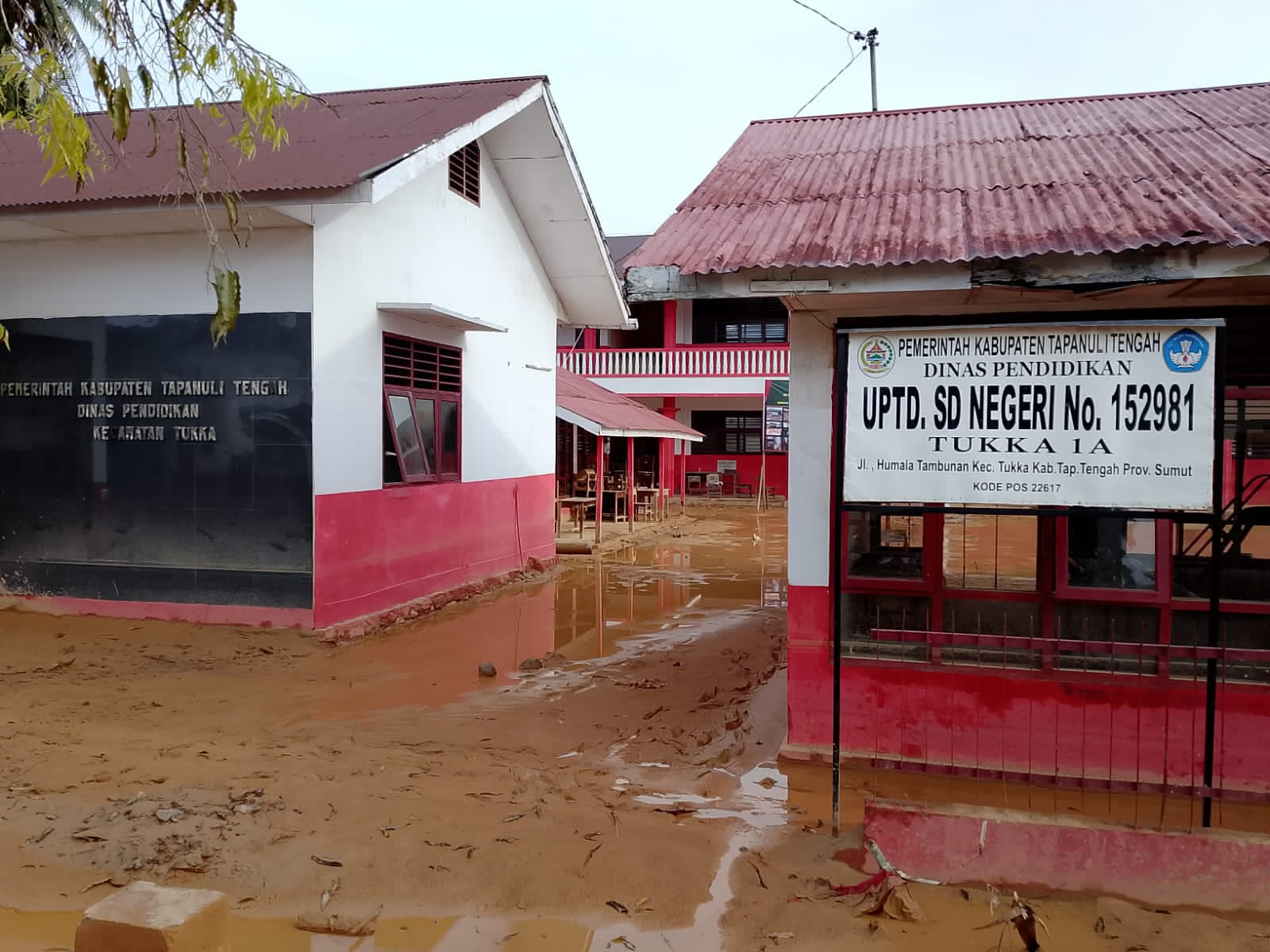 Satgas Gulbencal Bersihkan Lumpur Banjir Susulan di SDN 152981 1A dan SDN 152982 1B Tukka, Sekolah Difungsikan Kembali