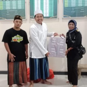 GMBI Distrik Gresik Tetap Berbagi Takjil di Tengah Hujan, Wujud Kepedulian di Hari ke-9 Ramadan