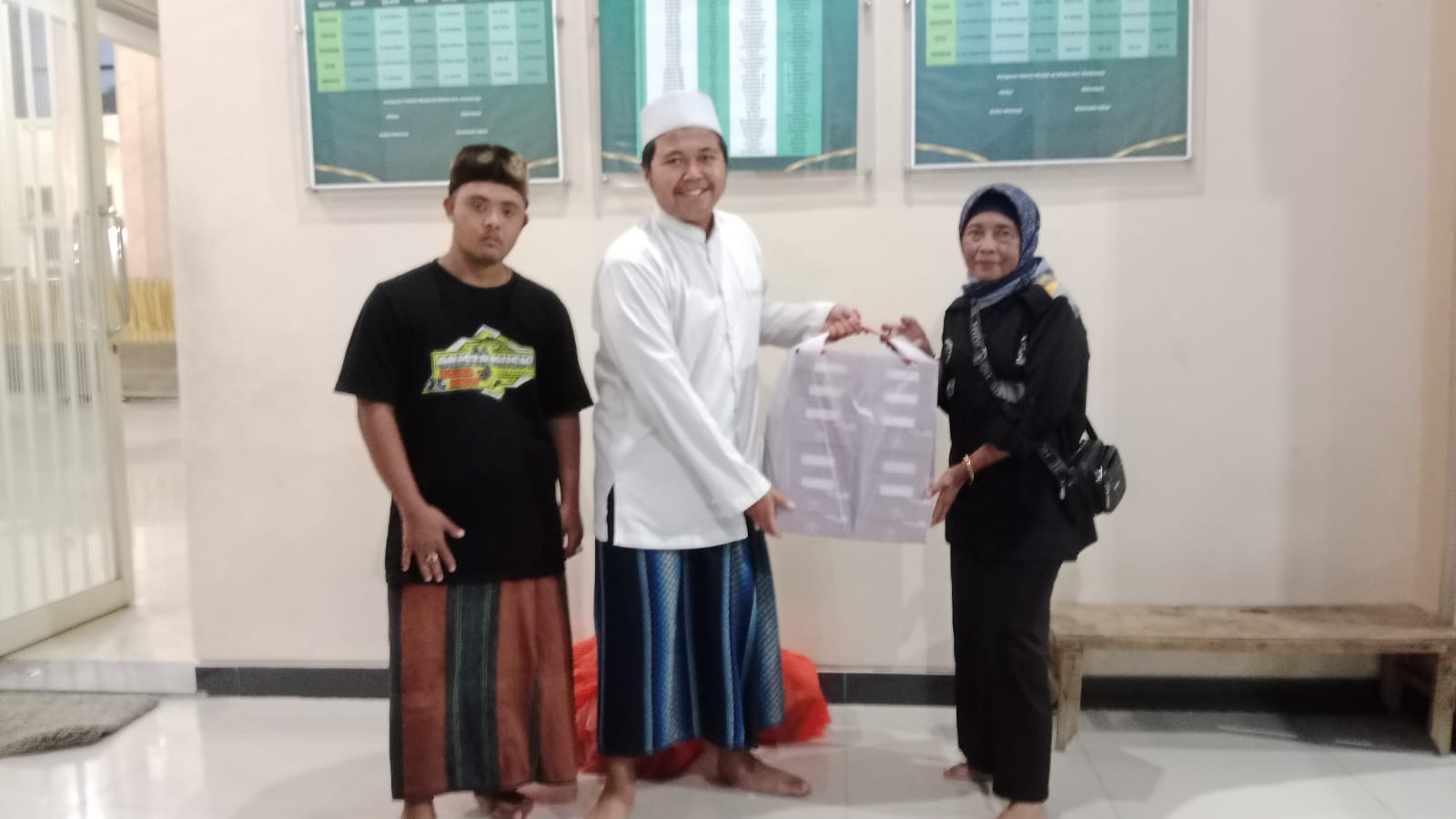 GMBI Distrik Gresik Tetap Berbagi Takjil di Tengah Hujan, Wujud Kepedulian di Hari ke-9 Ramadan