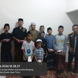 Usai Bagikan 100 Paket Takjil, GMBI Distrik Gresik Lanjutkan Santunan Anak Yatim dan Duafa Secara Door to Door di Tengah Hujan