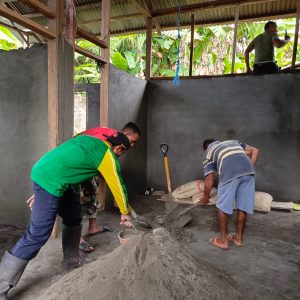 Personel TMMD Ke-127 Kodim 1514/Morotai Kerjakan Plester Dinding dan Pasang Triplek RTLH di Desa Mandiri