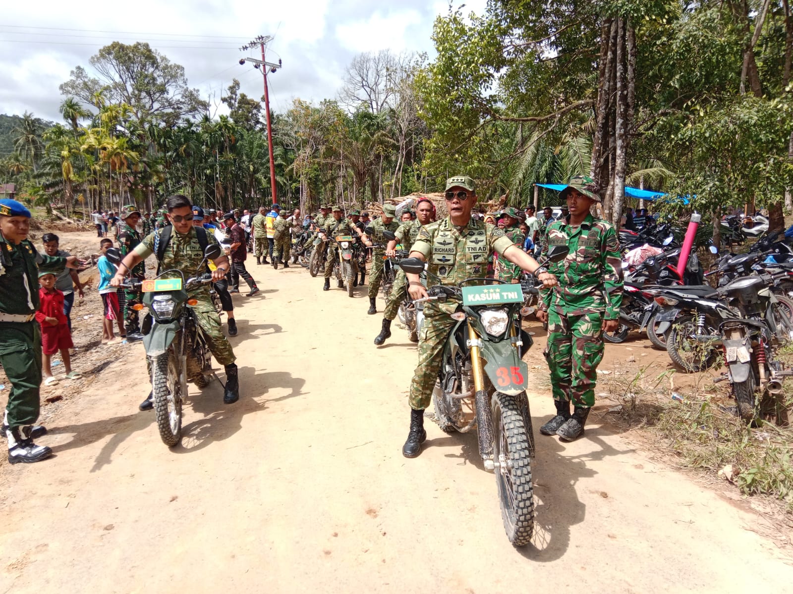 Danrem 023/KS Sambut Kedatangan Kasum TNI Tinjau Infrastruktur dan Pengungsian Pascabanjir di Tapanuli Tengah