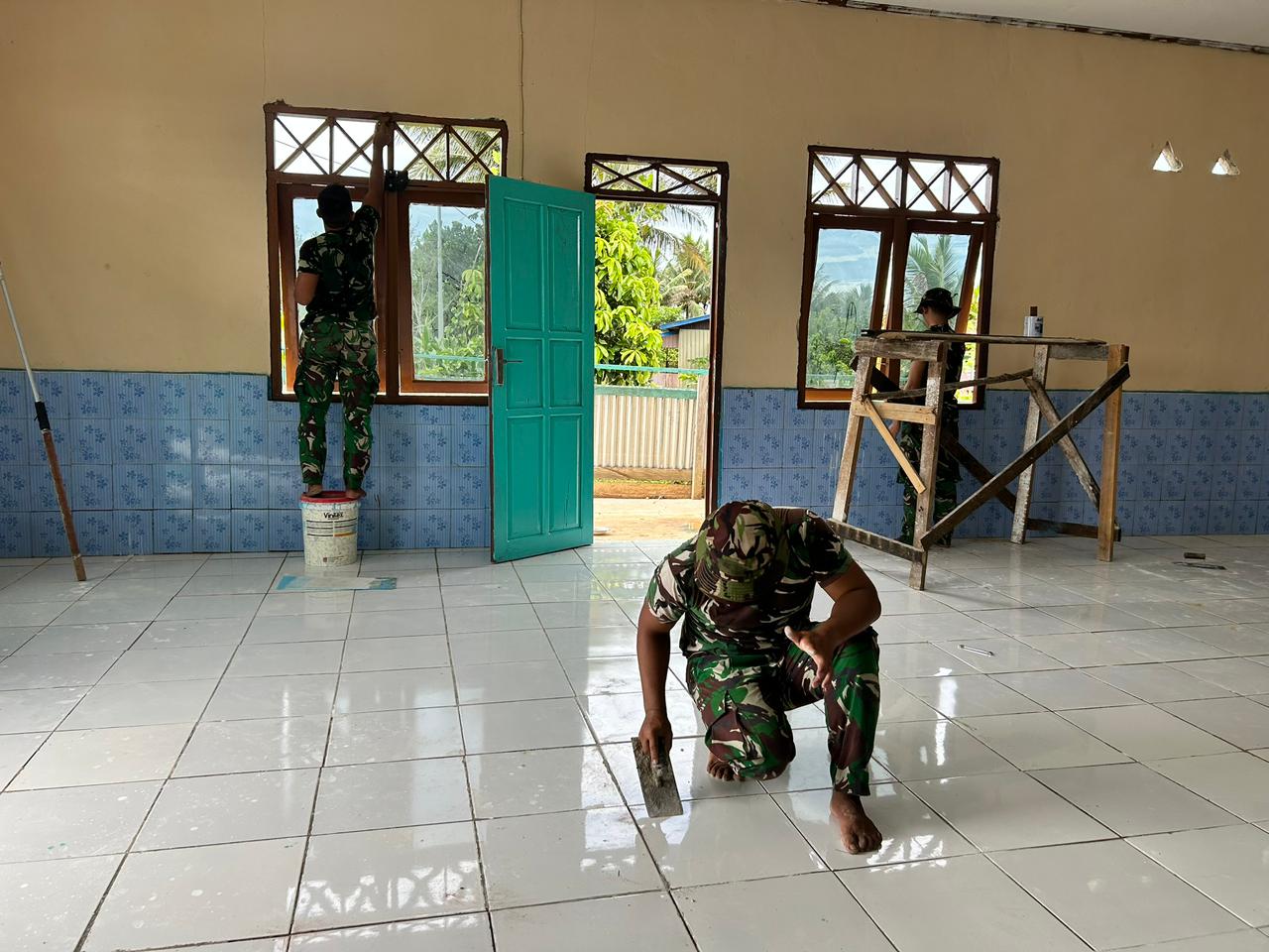 Berkah Ramadhan, Satgas Yonif 123/Rajawali Sucikan Musholla Al – Hayat di Hafo