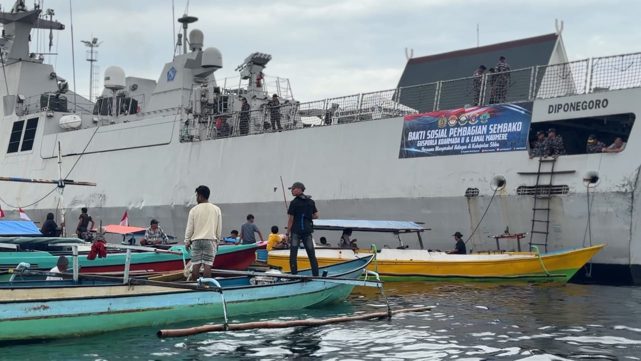 Guspurla Koarmada II Beserta Lanal Maumere Gelar Bakti Sosial Pembagian Sembako Ops Perisai Jaladhi-26 di Maumere