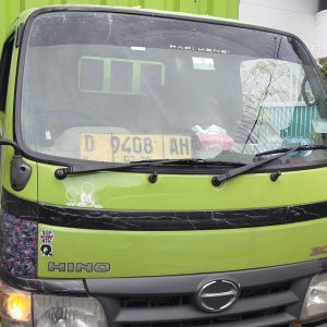 Truk Boks Serempet Kanopi Warung di Wijaya Kusuma, Suasana Sempat Tegang, Pemilik Tuntut Ganti Rugi