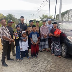 LSM GMBI distrik Gresik bagi – bagi takjil bersama anak – anak yatim piyatuh