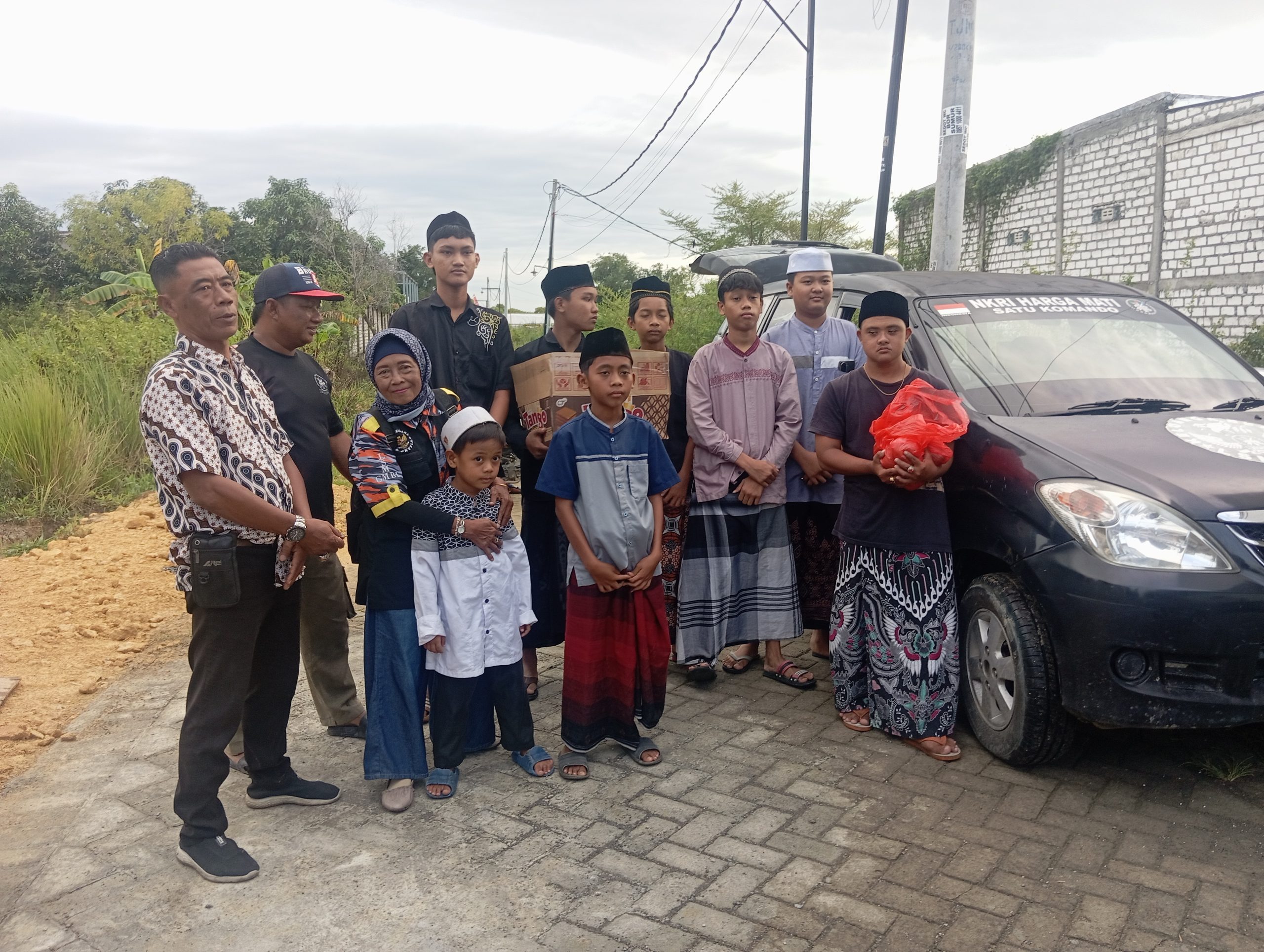 LSM GMBI distrik Gresik bagi – bagi takjil bersama anak – anak yatim piyatuh