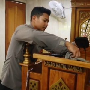 Program Bang Jasri Digelar Serentak, Personel Polres Kepulauan Seribu Kompak Bersih-Bersih Masjid