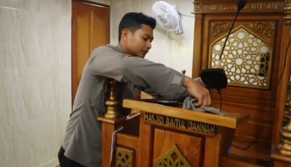 Program Bang Jasri Digelar Serentak, Personel Polres Kepulauan Seribu Kompak Bersih-Bersih Masjid