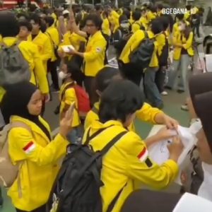 Aksi Penyampaian Pendapat di Mabes Polri; Mahasiswi Berjaket Kuning Ambil dan Coret Kain Penutup Kepala Polwan