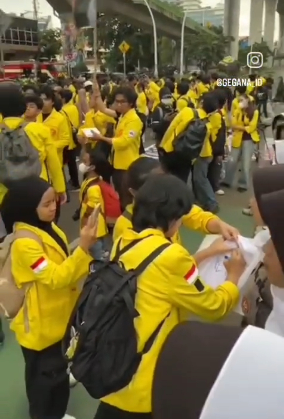 Aksi Penyampaian Pendapat di Mabes Polri; Mahasiswi Berjaket Kuning Ambil dan Coret Kain Penutup Kepala Polwan