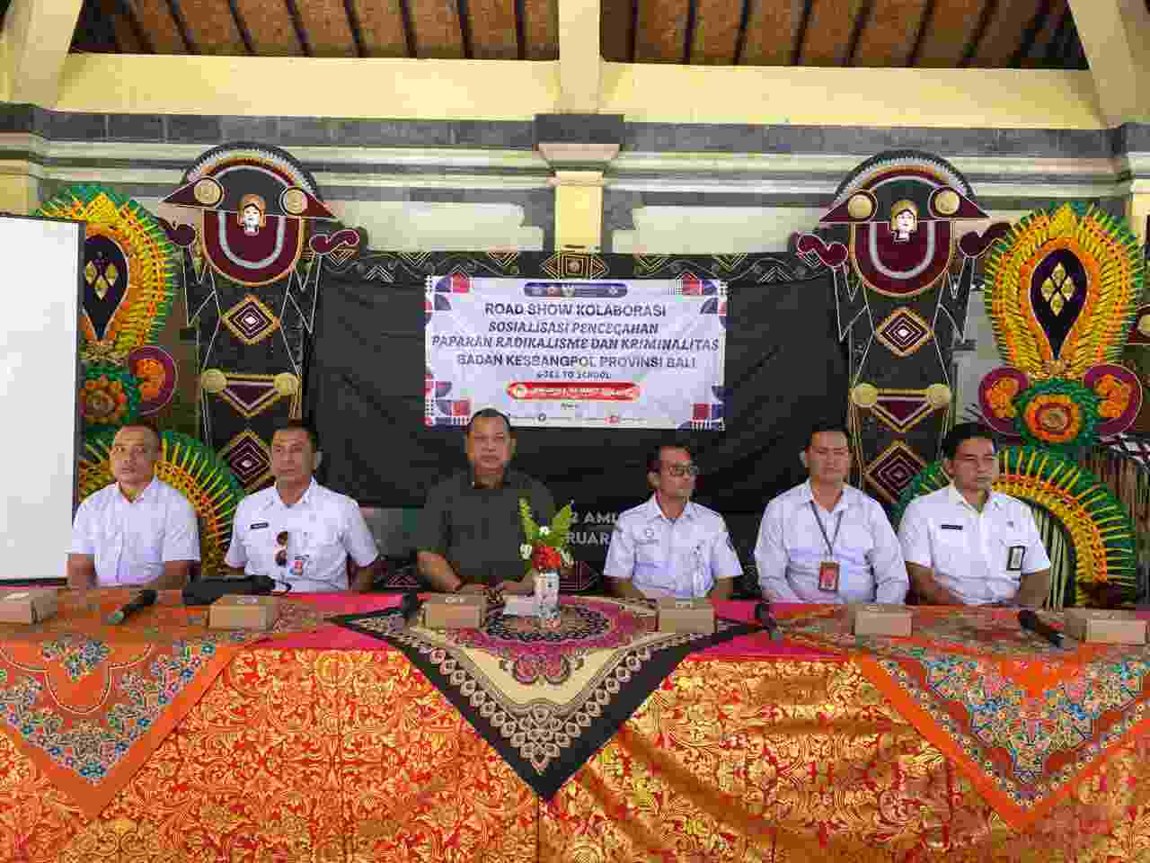 Kaban Kesbangpol Bali, Buka Sosialisasi Pencegahan Paparan Radikalisme Dan Kriminalitas Di SMAN 2 Amplapura