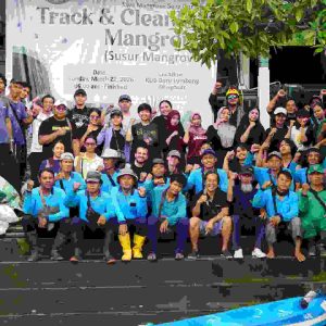 Solidaritas Masyarakat Bersihkan Ekosistem Mangrove Dari Sampah Plastik