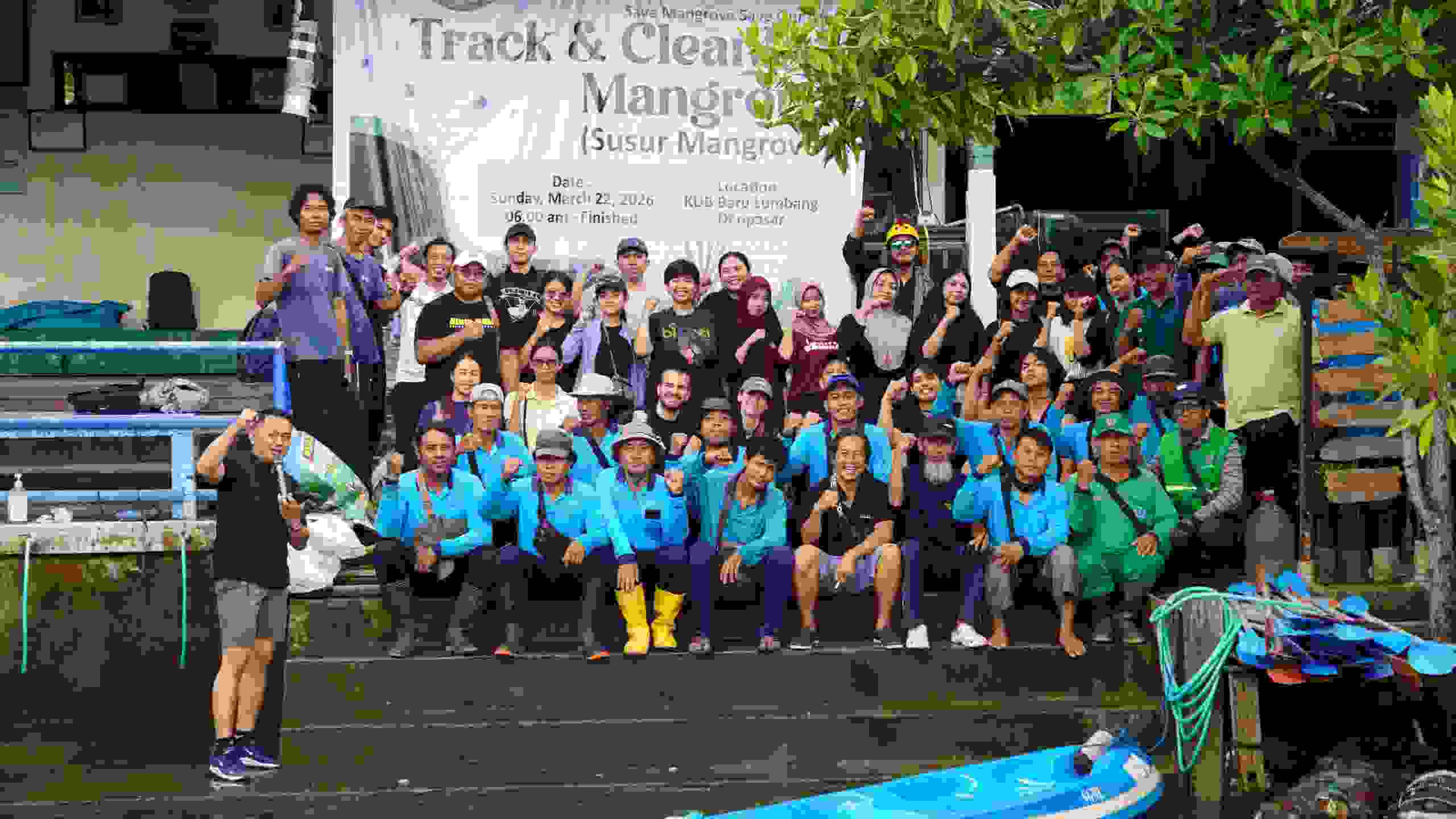 Solidaritas Masyarakat Bersihkan Ekosistem Mangrove Dari Sampah Plastik