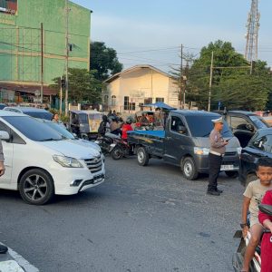 Sigap dan Humanis, Kapolres Binjai Bantu Dorong Betor Mogok