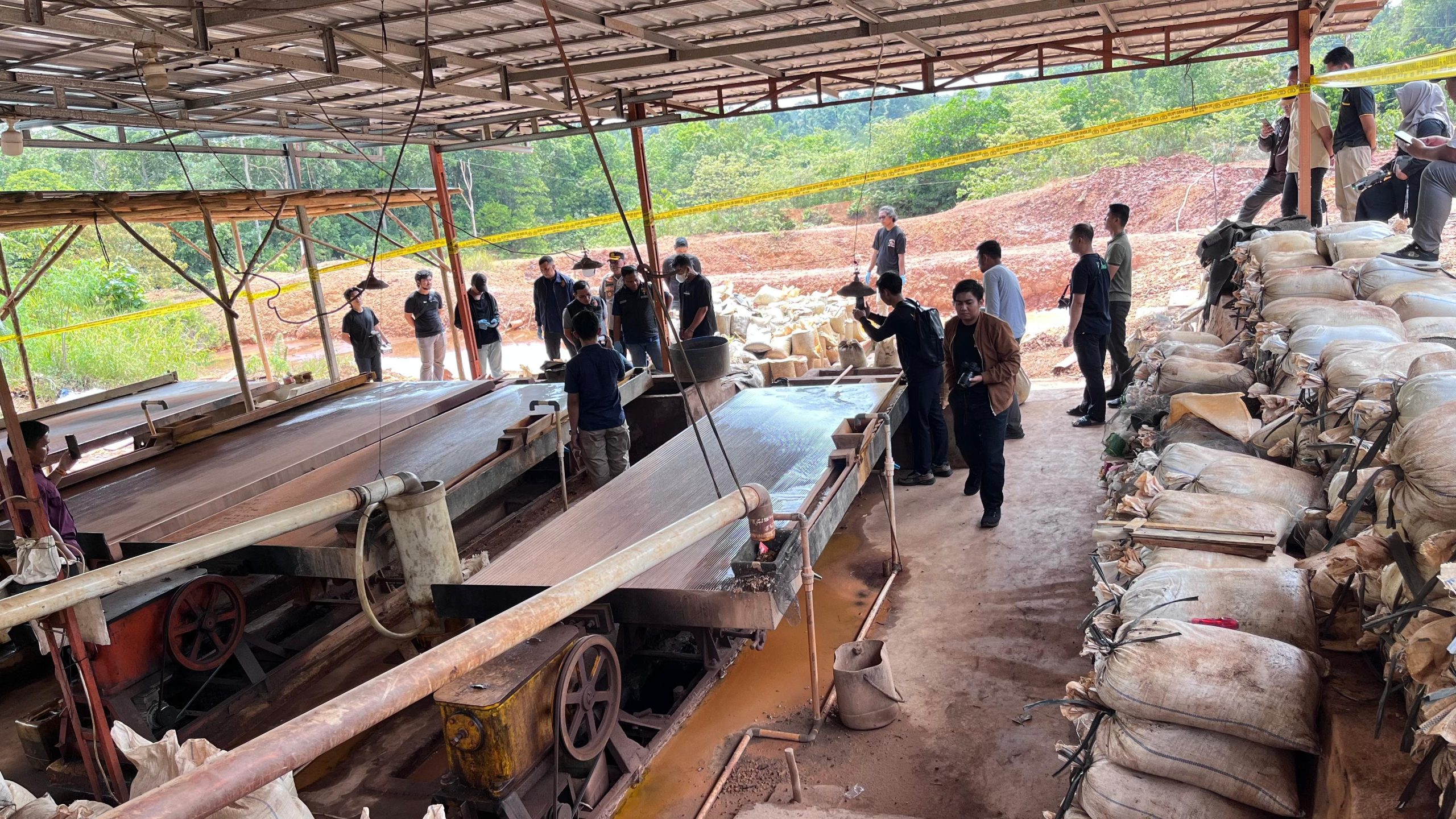 Polri Bongkar Penambangan Ilegal dan Penyelundupan Pasir Timah ke Malaysia, 7 Tersangka Diamankan