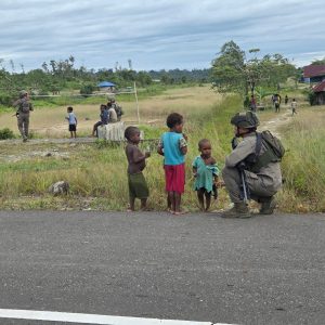 Bangun Kedekatan dengan Masyarakat, Satgas Damai Cartenz Intensifkan Patroli Humanis di Nduga