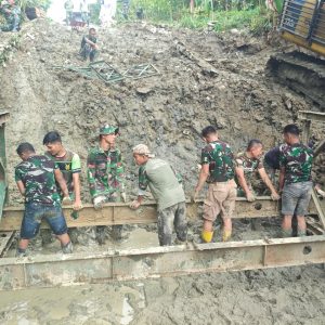Satgas Gulbencal Kodam I/BB Rampungkan Pembangunan Jembatan Bailey di Desa Sifalago Gomo