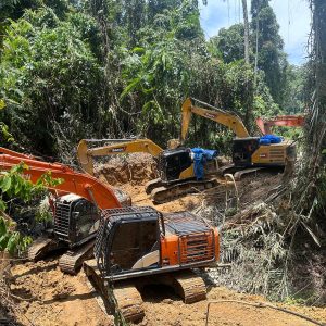 Gabungan Brimob dan Ditreskrimsus Polda Sumut Tindak Tambang Emas Ilegal di Perbatasan Tapsel – Madina, 14 Eskavator Diamankan