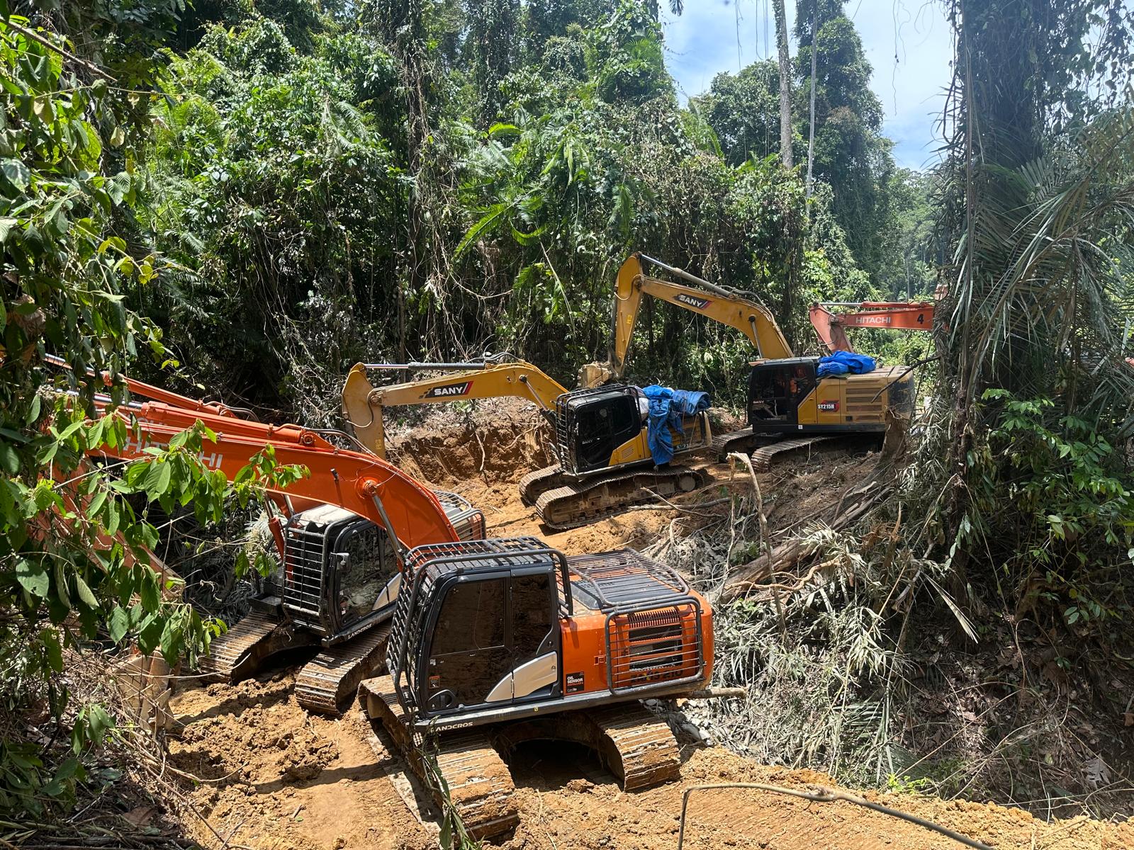 Gabungan Brimob dan Ditreskrimsus Polda Sumut Tindak Tambang Emas Ilegal di Perbatasan Tapsel – Madina, 14 Eskavator Diamankan