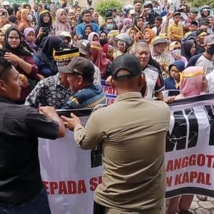 Ratusan Masa GAMPEMAS Geruduk Kantor DPRK Aceh Singkil
