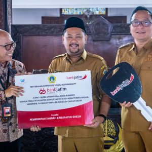 Apresiasi CSR Bank Jatim, Bupati Yani Serahkan 3 Mobil CSR ke Pondok Pesantren dan GP Ansor Bawean