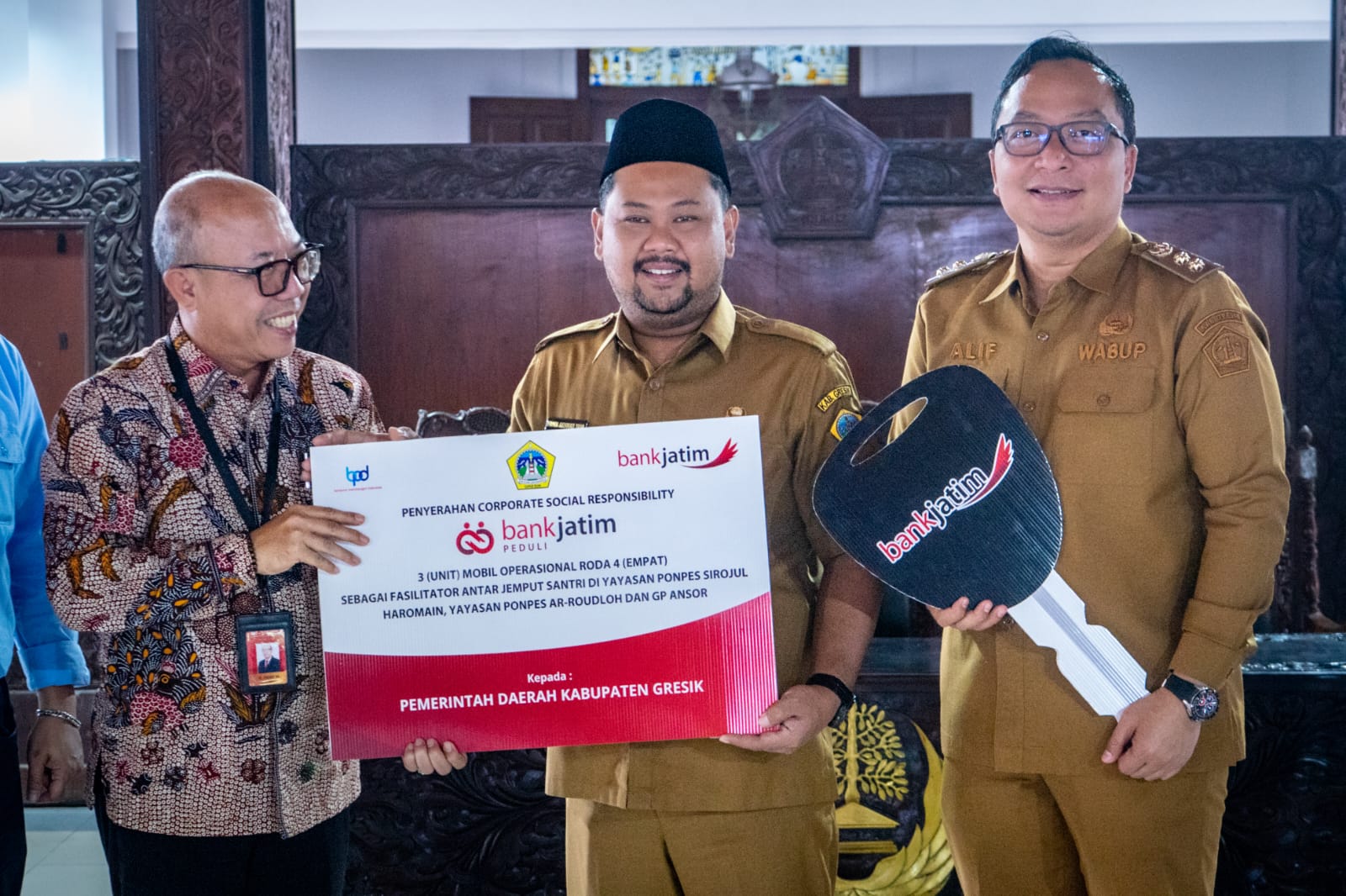 Apresiasi CSR Bank Jatim, Bupati Yani Serahkan 3 Mobil CSR ke Pondok Pesantren dan GP Ansor Bawean