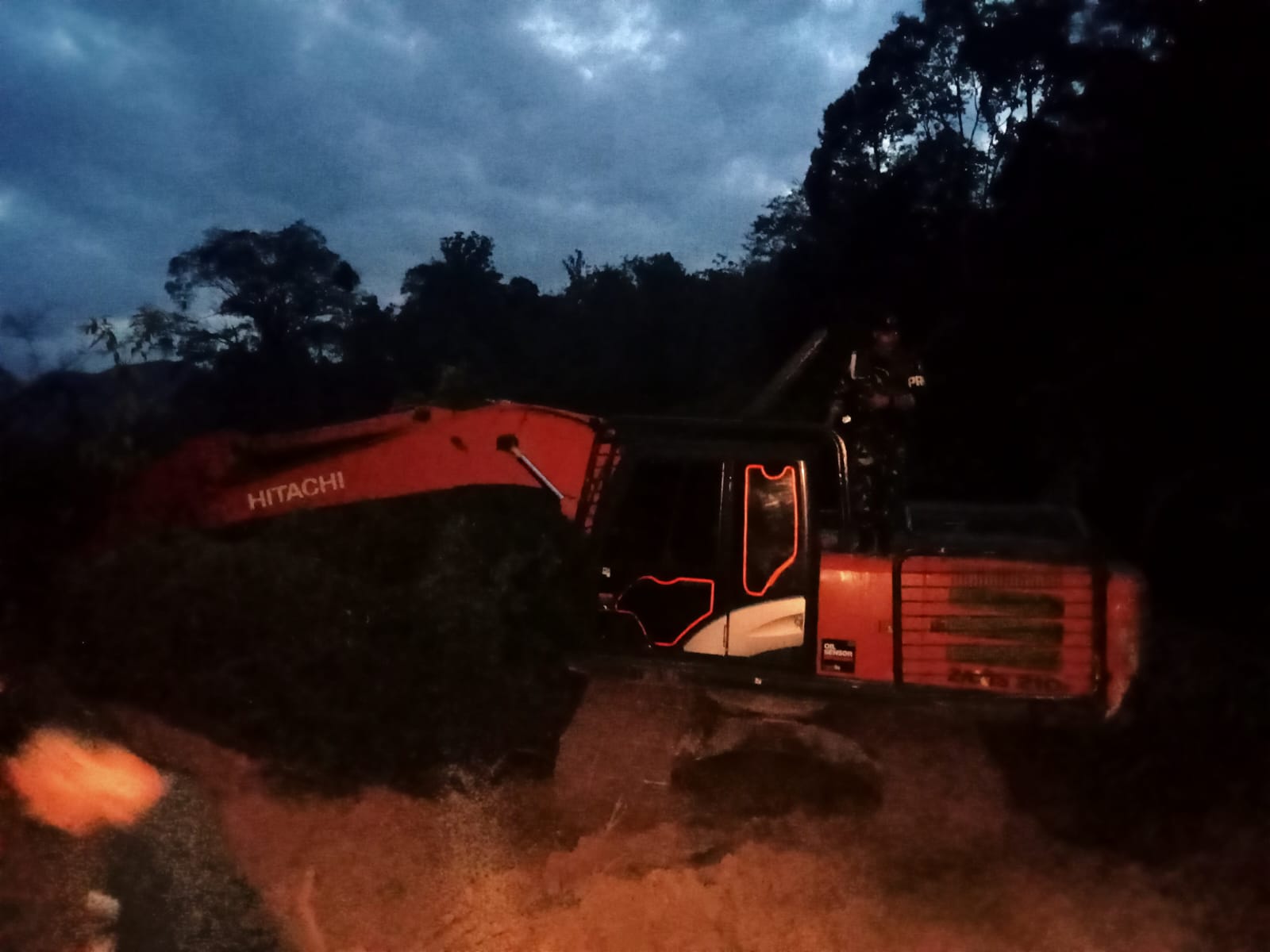 Operasi Dini Hari di Madina, Tim Gabungan TNI – Polri Sita 6 Eskavator Tambang Ilegal