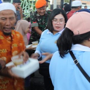 Nasi Kotak dan Takjil Ramadhan Resimen Arhanud 1 Pasgat, Perkokoh Silaturahmi dan Berbagi Kebahagiaan dengan Masyarakat