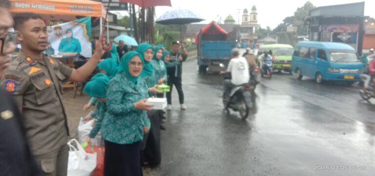 Serentak se-Kabupaten Bogor, PKK Cigombong Wujudkan “Satu Langkah Seribu Berkah” Lewat 600 Takjil