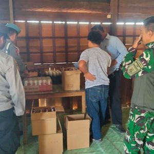 BERANTAS PENYAKIT MASYARAKAT, POLSEK SEGAH SITA 82 BOTOL & 106 KALENG MIRAS